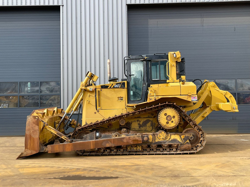 Caterpillar D6T XL - Buldózer: 1 kép. Caterpillar D6T XL - Buldózer: 1 kép.