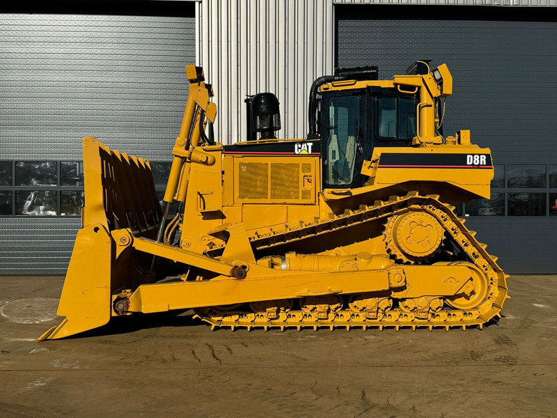 Caterpillar D8R - Buldózer: 1 kép. Caterpillar D8R - Buldózer: 1 kép.
