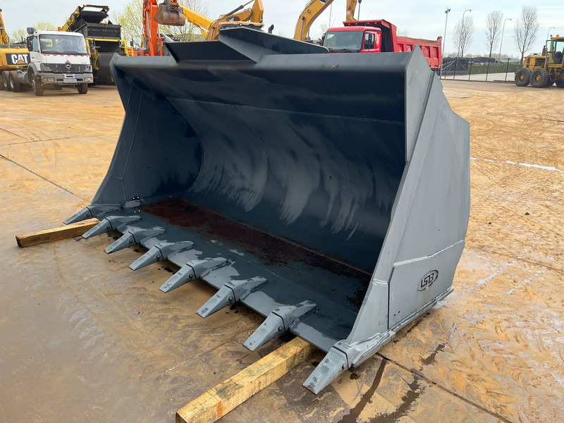 Doosan Bucket DL450-3 4700 l - Kanál: 2 kép. Doosan Bucket DL450-3 4700 l - Kanál: 2 kép.