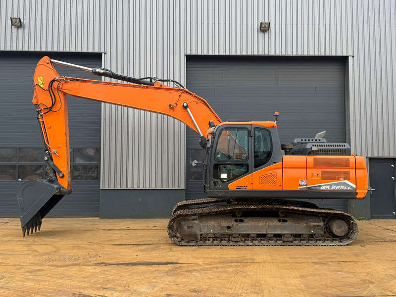 Doosan DX225LC-7 - Kotrógép: 1 kép. Doosan DX225LC-7 - Kotrógép: 1 kép.