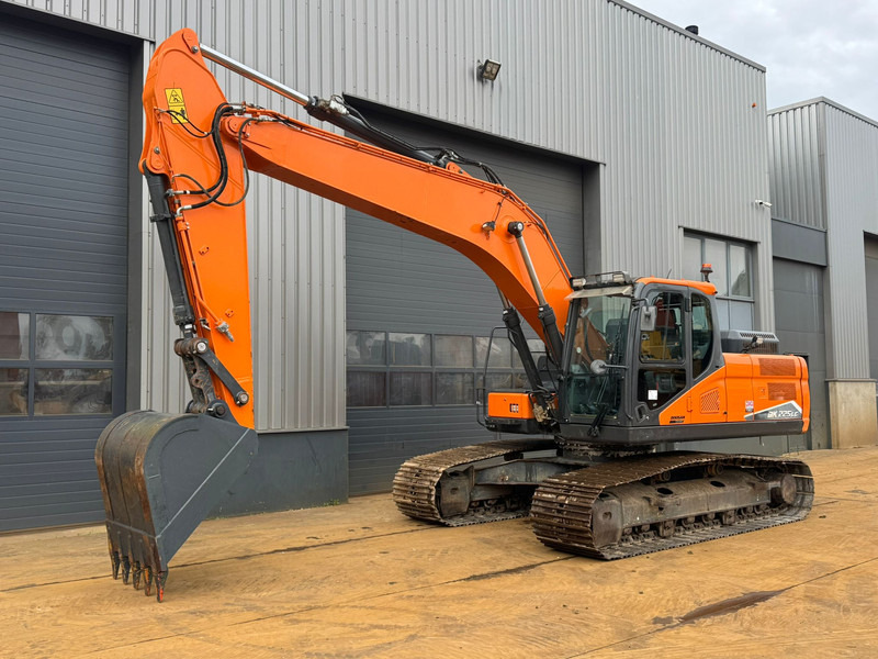 Doosan DX225LC-7 - Kotrógép: 2 kép. Doosan DX225LC-7 - Kotrógép: 2 kép.