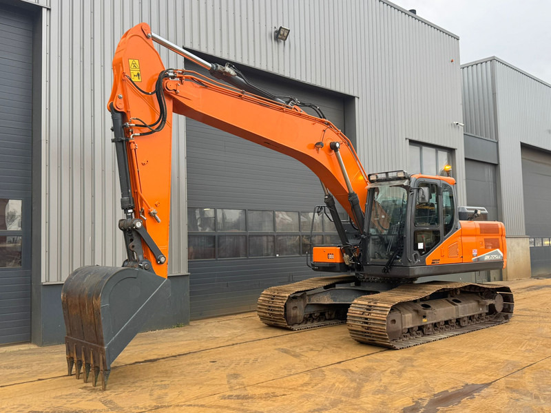 Doosan DX225LC-7 - Lánctalpas kotró: 2 kép. Doosan DX225LC-7 - Lánctalpas kotró: 2 kép.