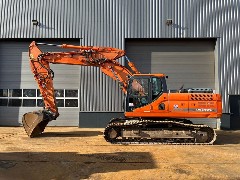 Doosan DX255LC-3 - Lánctalpas kotró: 1 kép. Doosan DX255LC-3 - Lánctalpas kotró: 1 kép.