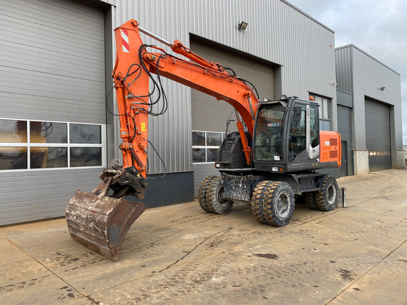 Hitachi ZX140W-3 - Gumikerekes kotró: 2 kép. Hitachi ZX140W-3 - Gumikerekes kotró: 2 kép.