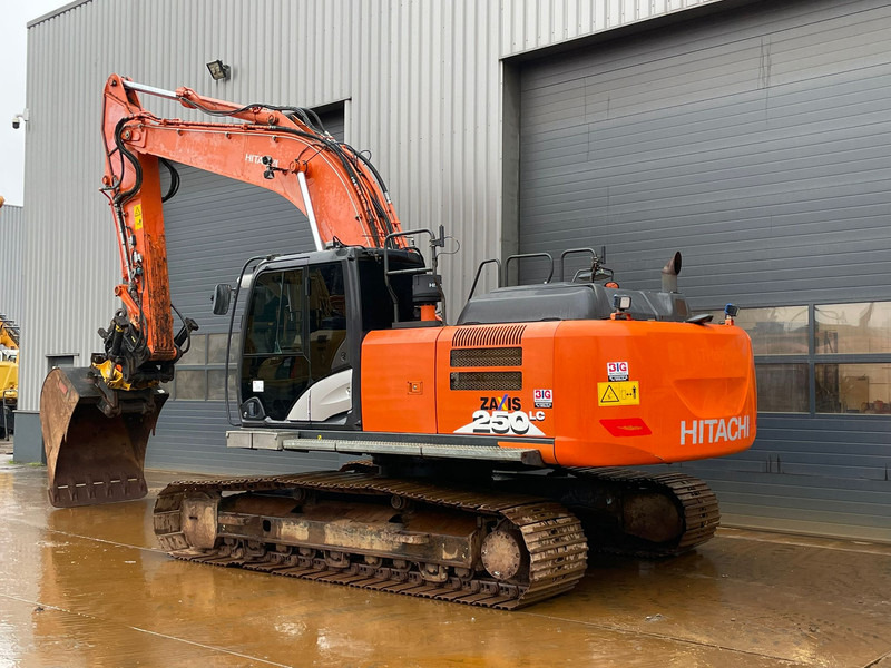 Hitachi ZX250LC-6 - Lánctalpas kotró: 3 kép. Hitachi ZX250LC-6 - Lánctalpas kotró: 3 kép.