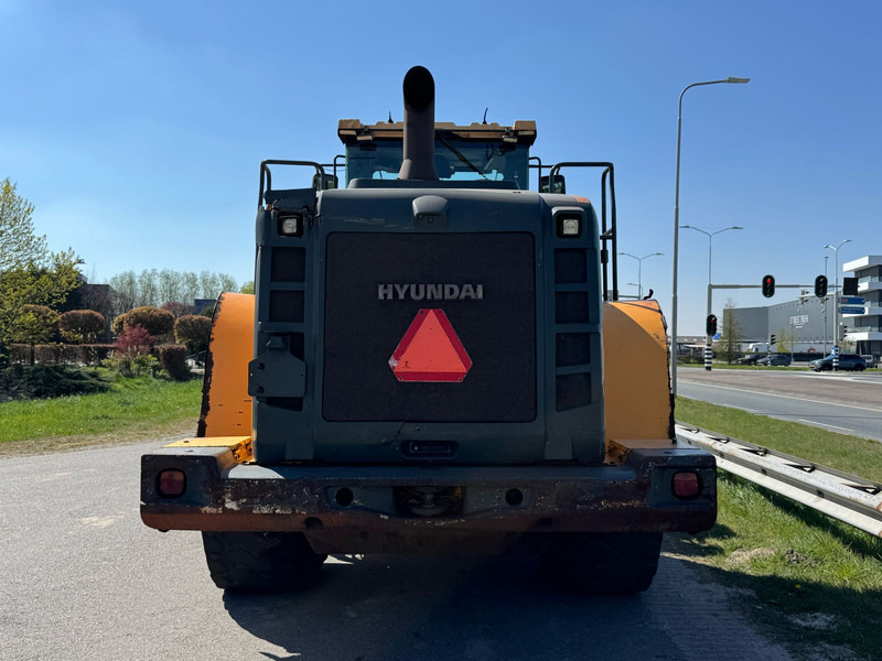 Gumikerekes homlokrakodó Hyundai HL970: 6 kép.