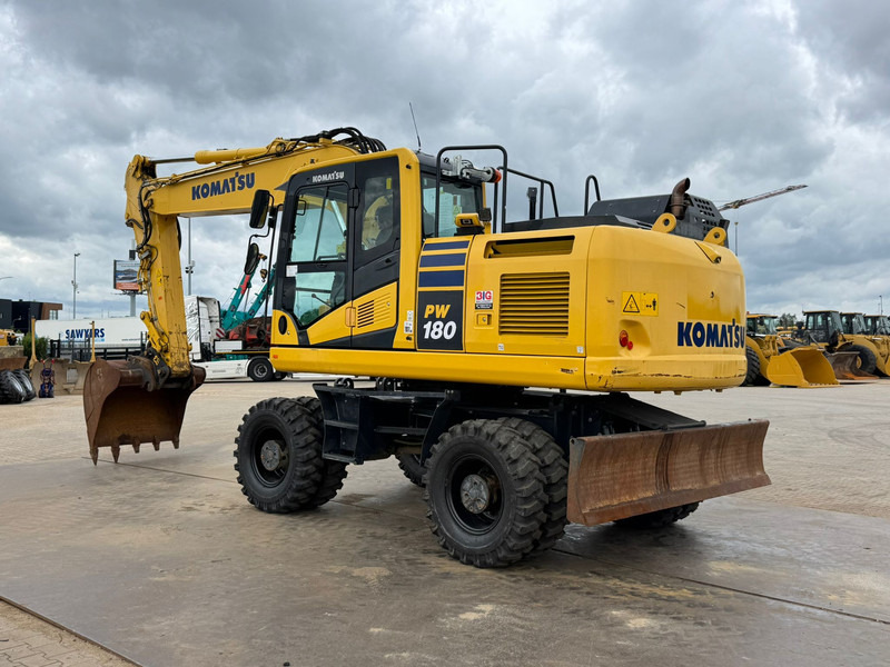 Komatsu PW180-11 - Gumikerekes kotró: 3 kép. Komatsu PW180-11 - Gumikerekes kotró: 3 kép.