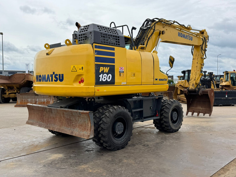 Komatsu PW180-11 - Gumikerekes kotró: 5 kép. Komatsu PW180-11 - Gumikerekes kotró: 5 kép.