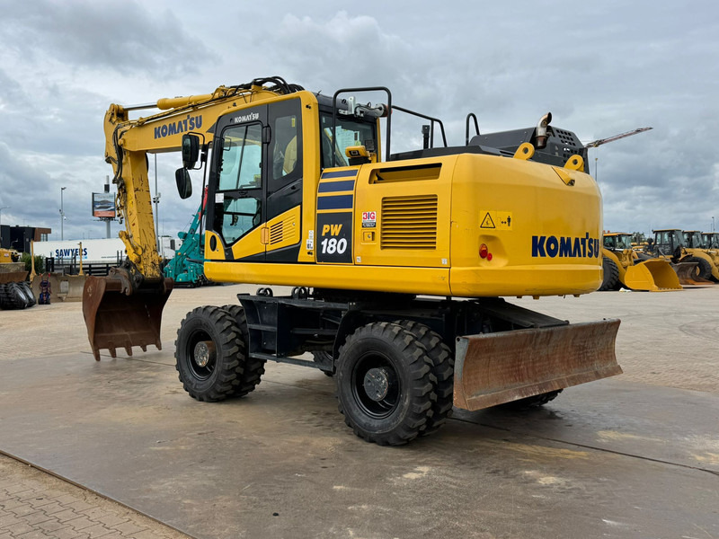 Komatsu PW180-11 - Gumikerekes kotró: 3 kép. Komatsu PW180-11 - Gumikerekes kotró: 3 kép.
