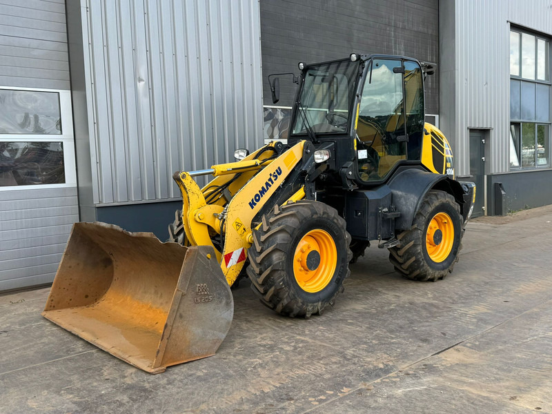 Komatsu WA100M-8EO - New Tires - Gumikerekes homlokrakodó: 2 kép. Komatsu WA100M-8EO - New Tires - Gumikerekes homlokrakodó: 2 kép.