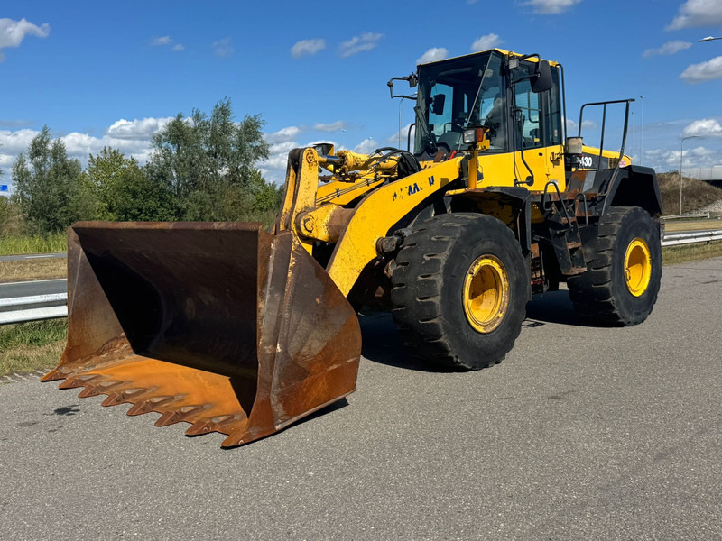 Komatsu WA430-6 - Gumikerekes homlokrakodó: 2 kép. Komatsu WA430-6 - Gumikerekes homlokrakodó: 2 kép.