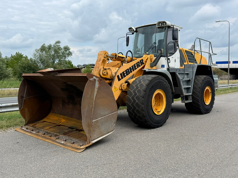 Liebherr L566 2plus2 - Gumikerekes homlokrakodó: 2 kép. Liebherr L566 2plus2 - Gumikerekes homlokrakodó: 2 kép.