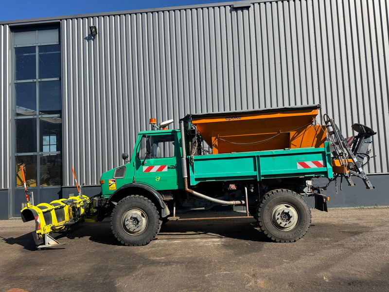 MERCEDESBENZ Unimog U1700 - Utcaseprő gép: 2 kép. MERCEDESBENZ Unimog U1700 - Utcaseprő gép: 2 kép.