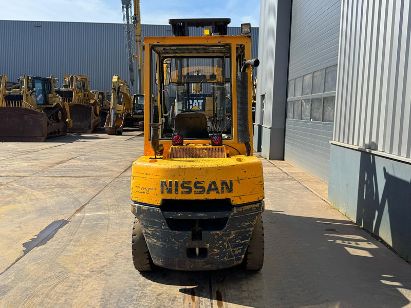 Nissan WGF03A45U - Villás targonca: 3 kép. Nissan WGF03A45U - Villás targonca: 3 kép.