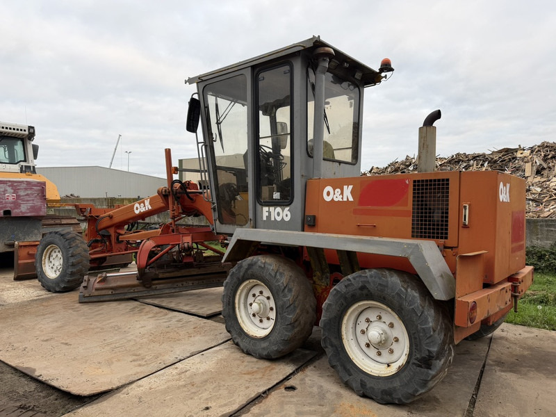 O & K F106A Motor Grader 6x6 - Gréder: 2 kép. O & K F106A Motor Grader 6x6 - Gréder: 2 kép.