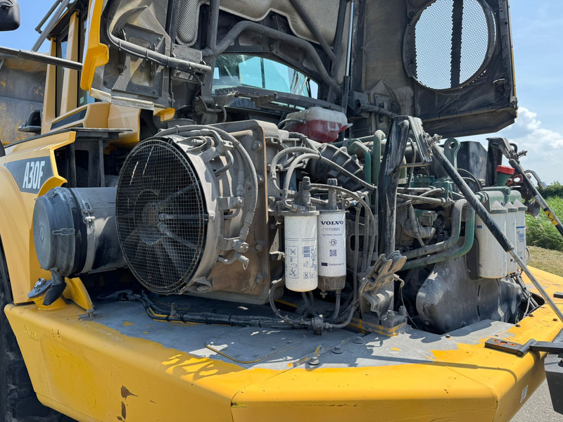 Csuklós dömper Volvo A30F: 19 kép.