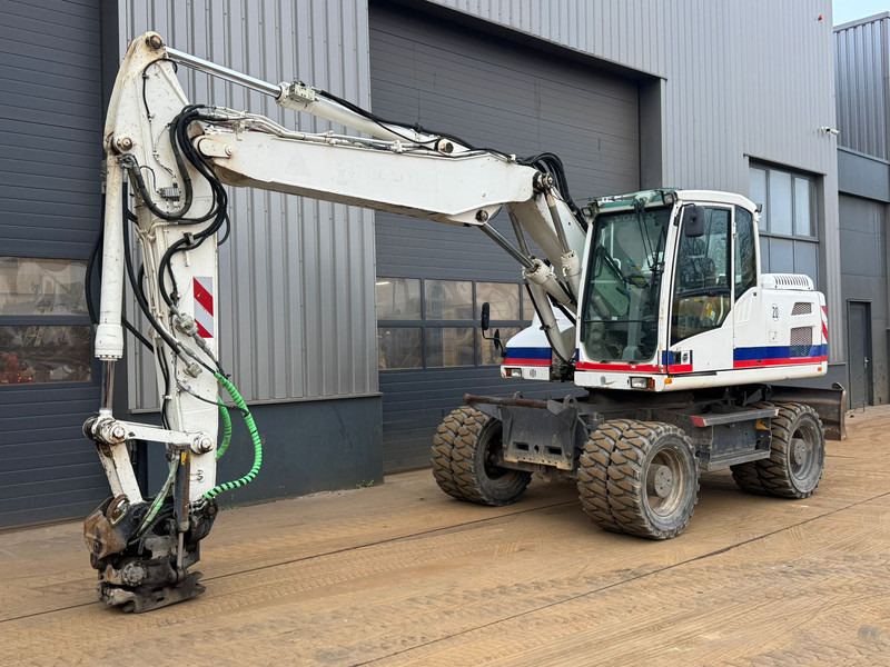 Volvo EW160D - Gumikerekes kotró: 2 kép. Volvo EW160D - Gumikerekes kotró: 2 kép.