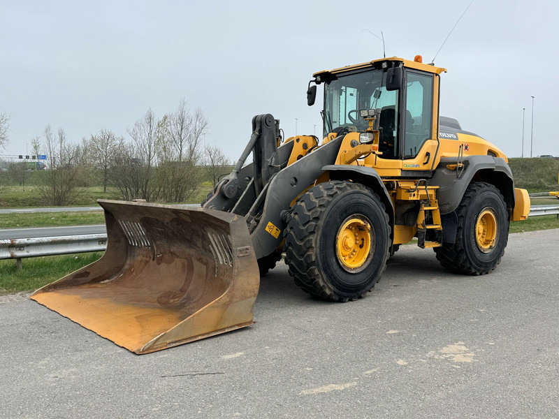 Volvo L110H - Gumikerekes homlokrakodó: 2 kép. Volvo L110H - Gumikerekes homlokrakodó: 2 kép.