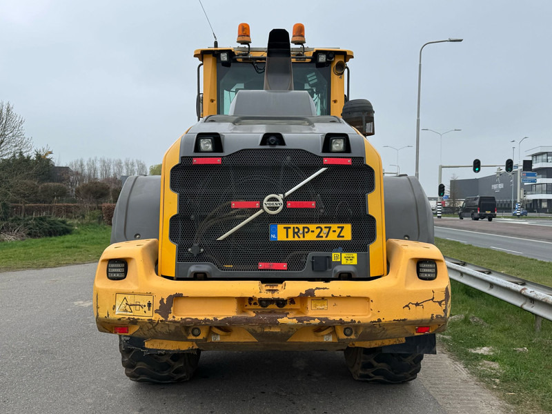 Volvo L110H - Gumikerekes homlokrakodó: 4 kép. Volvo L110H - Gumikerekes homlokrakodó: 4 kép.