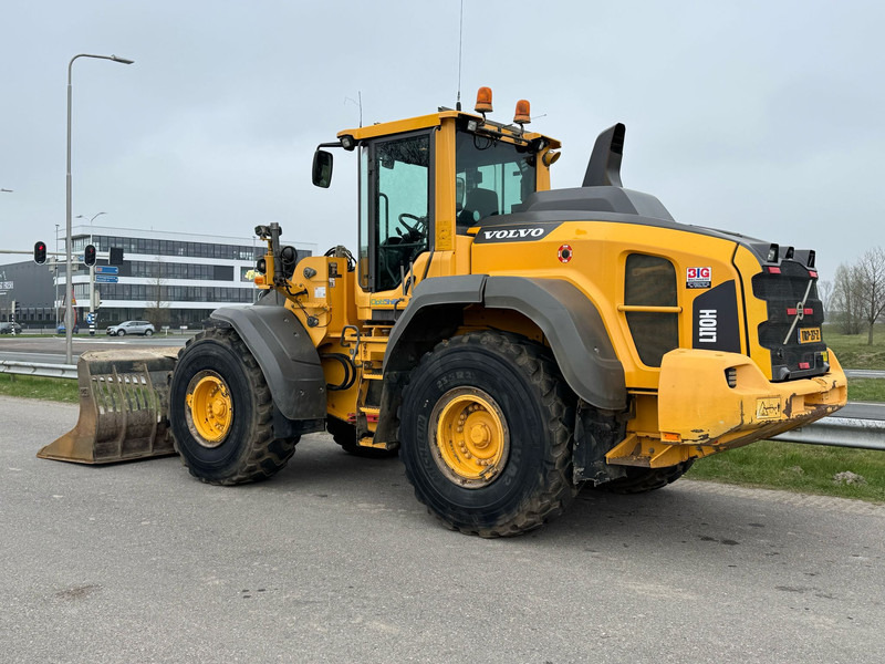 Volvo L110H - Gumikerekes homlokrakodó: 3 kép. Volvo L110H - Gumikerekes homlokrakodó: 3 kép.