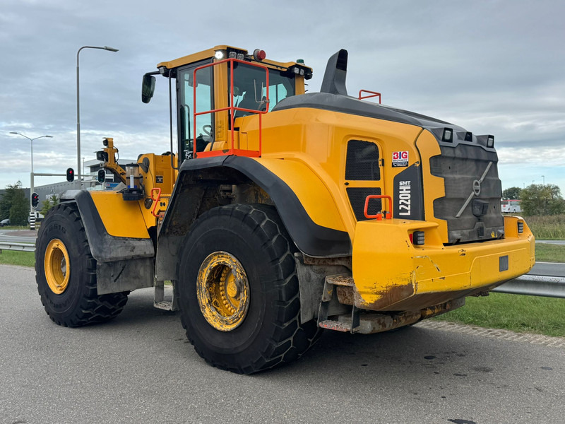 Volvo L220H - Gumikerekes homlokrakodó: 3 kép. Volvo L220H - Gumikerekes homlokrakodó: 3 kép.