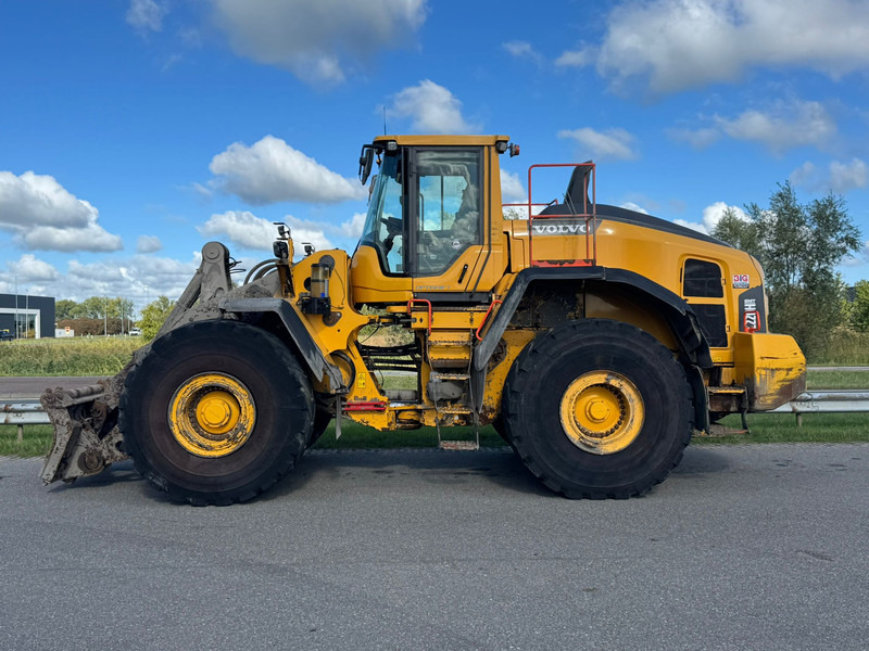Volvo L220H - Gumikerekes homlokrakodó: 1 kép. Volvo L220H - Gumikerekes homlokrakodó: 1 kép.
