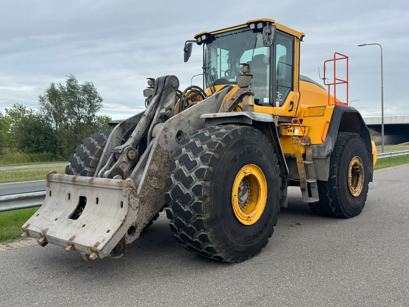 Volvo L220H - Gumikerekes homlokrakodó: 2 kép. Volvo L220H - Gumikerekes homlokrakodó: 2 kép.