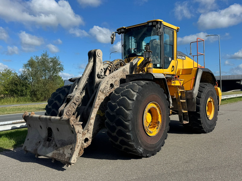 Volvo L220H - Gumikerekes homlokrakodó: 2 kép. Volvo L220H - Gumikerekes homlokrakodó: 2 kép.