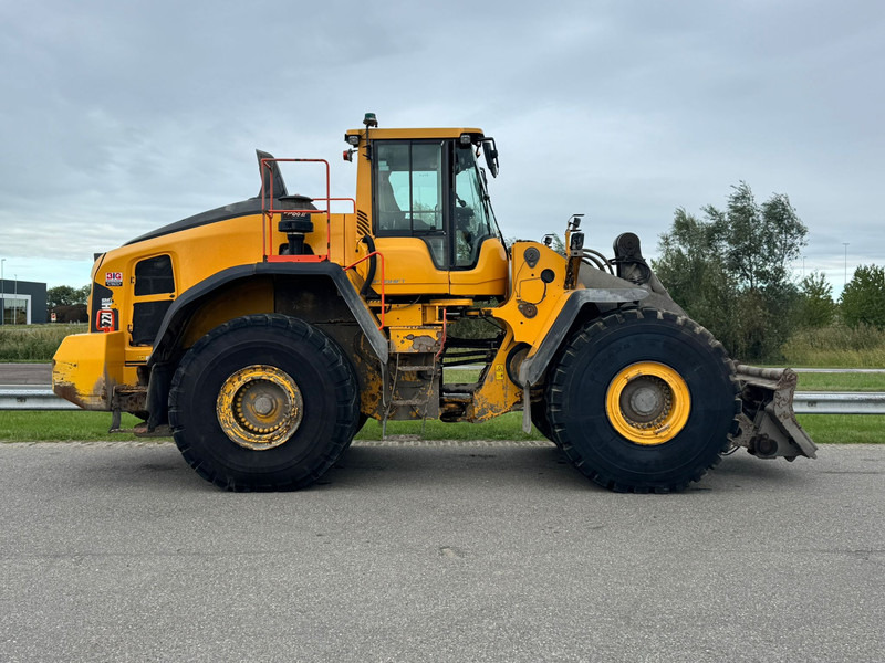 Volvo L220H - Gumikerekes homlokrakodó: 5 kép. Volvo L220H - Gumikerekes homlokrakodó: 5 kép.
