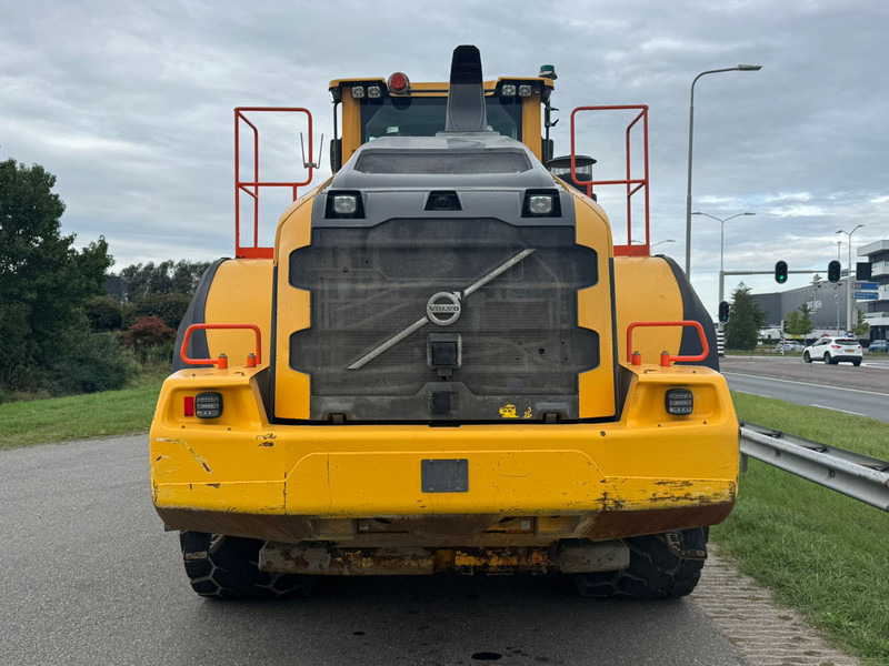 Volvo L220H - Gumikerekes homlokrakodó: 4 kép. Volvo L220H - Gumikerekes homlokrakodó: 4 kép.