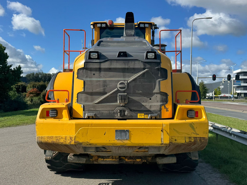 Volvo L220H - Gumikerekes homlokrakodó: 4 kép. Volvo L220H - Gumikerekes homlokrakodó: 4 kép.