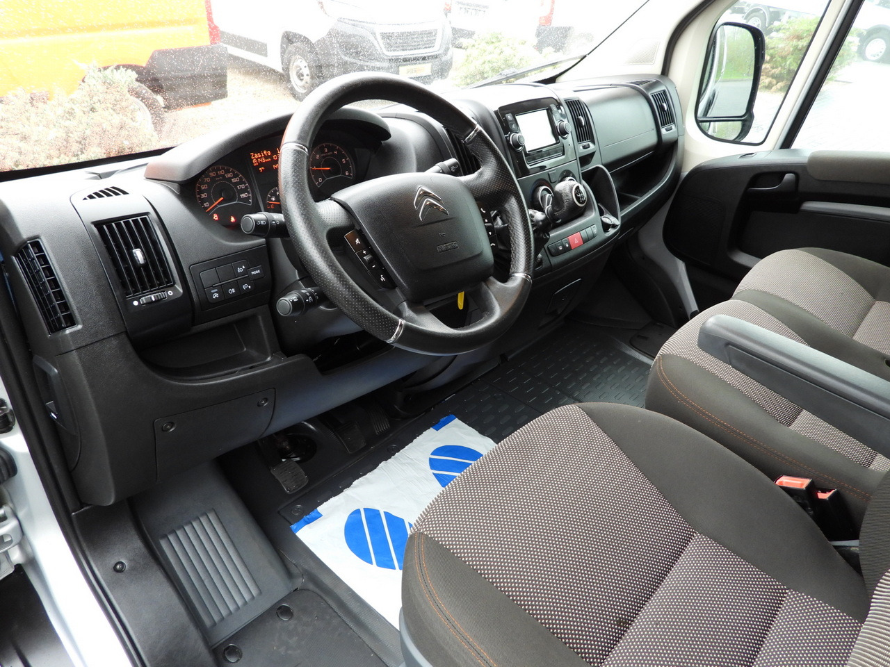 CITROEN JUMPER BOX DELIVERY VAN 7 SEATS CRUISE CONTROL LED LIGHTS AIR CONDITIONING 165HP - Furgon: 2 kép. CITROEN JUMPER BOX DELIVERY VAN 7 SEATS CRUISE CONTROL LED LIGHTS AIR CONDITIONING 165HP - Furgon: 2 kép.