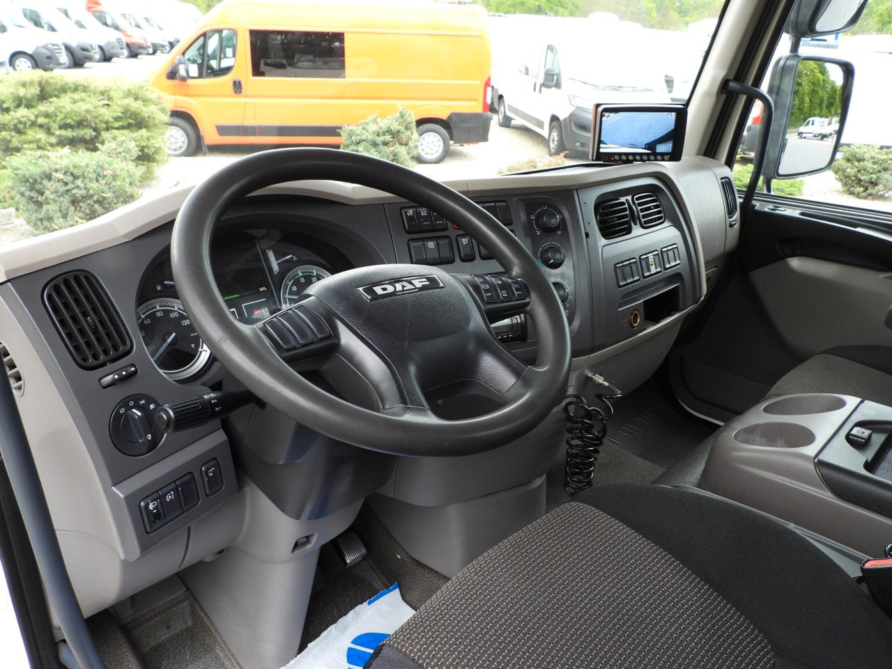 DAF LF 180 DREISEIKIPPER TEMPOMAT AUTOMATIK - Billenőplatós teherautó: 2 kép. DAF LF 180 DREISEIKIPPER TEMPOMAT AUTOMATIK - Billenőplatós teherautó: 2 kép.