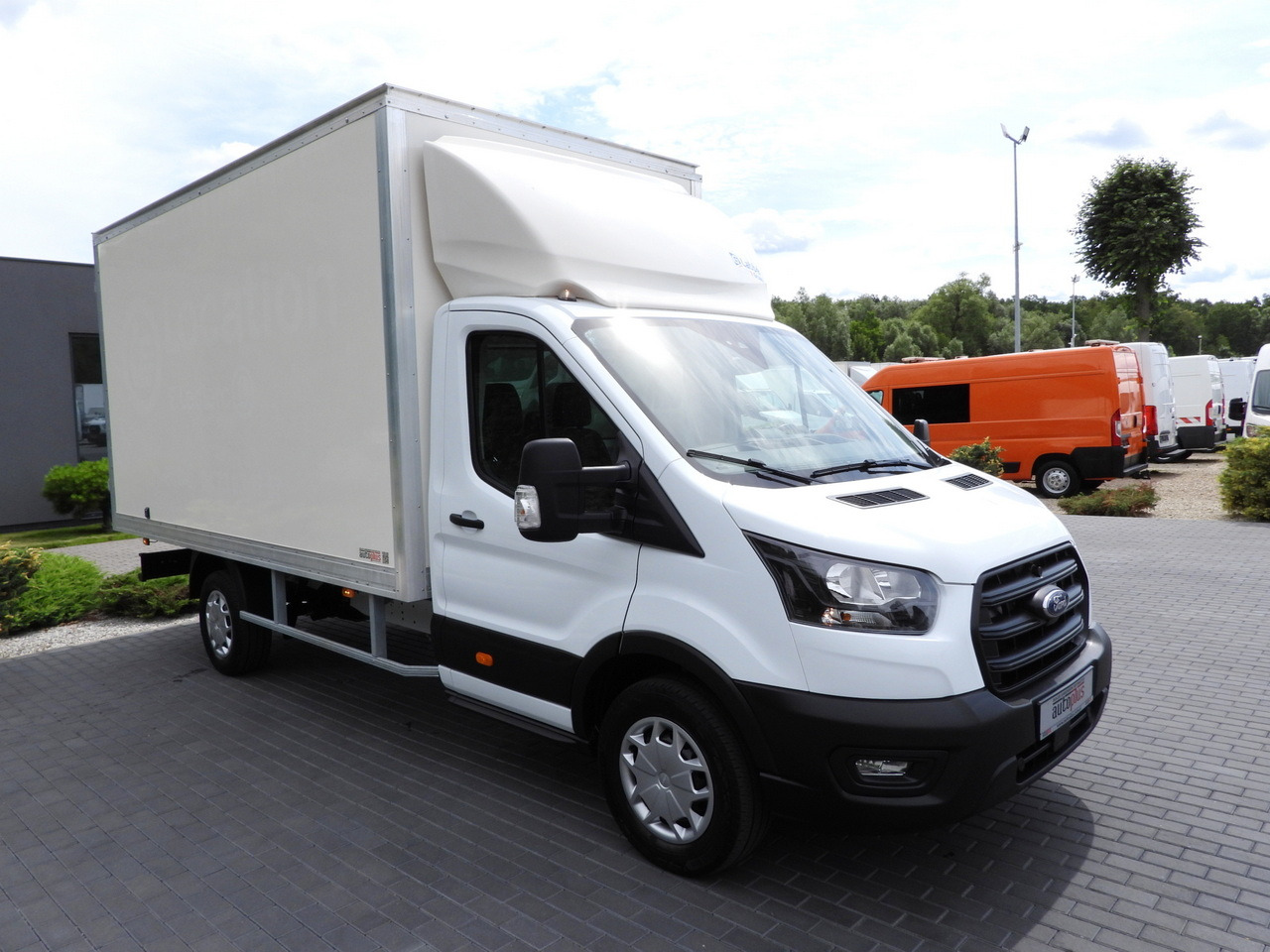 FORD TRANSIT BOX 8 PALLETS CRUISE CONTROL AIR CONDITIONING 130HP - Dobozos kisteherautó: 4 kép. FORD TRANSIT BOX 8 PALLETS CRUISE CONTROL AIR CONDITIONING 130HP - Dobozos kisteherautó: 4 kép.