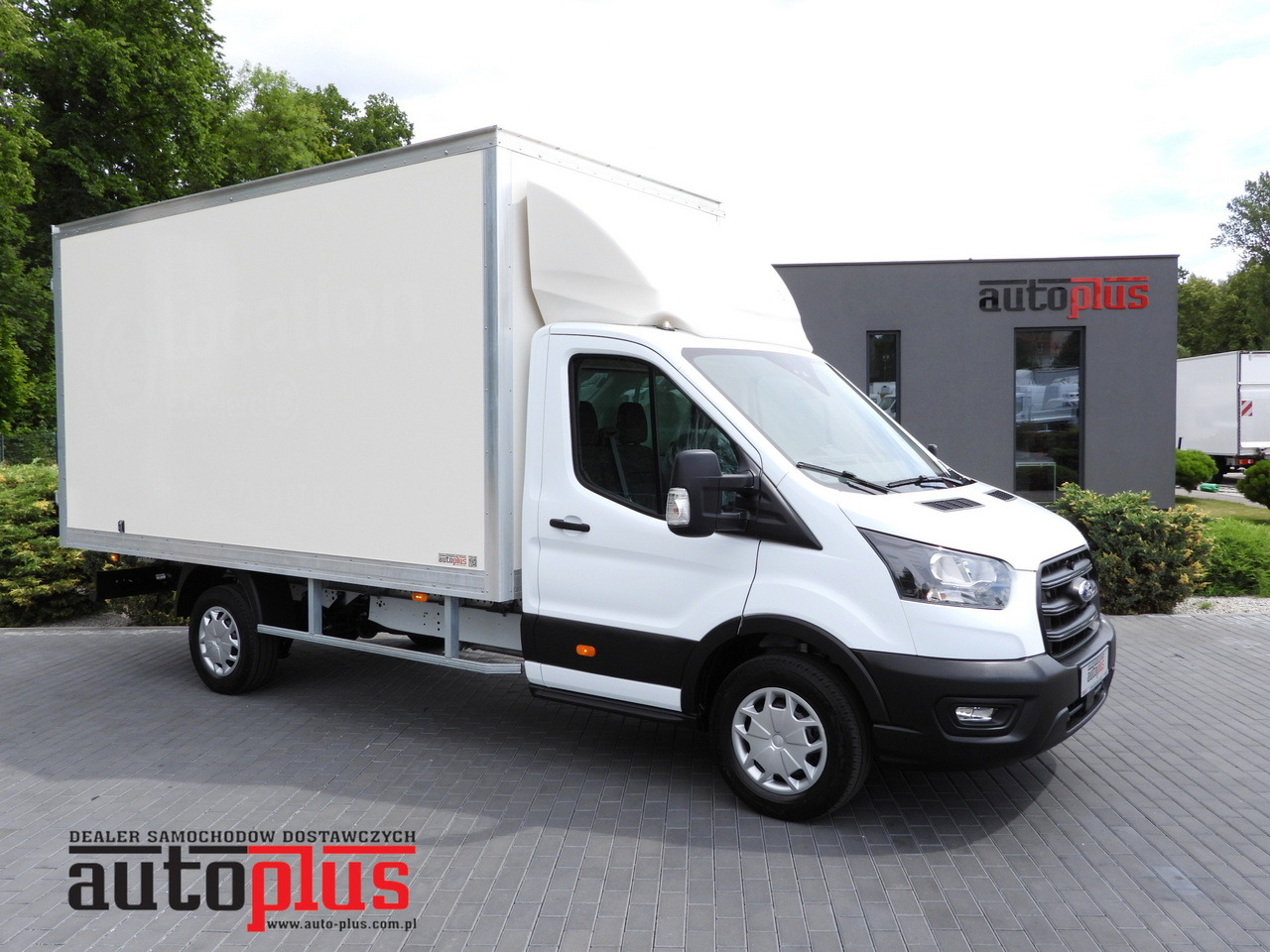 FORD TRANSIT BOX 8 PALLETS CRUISE CONTROL AIR CONDITIONING 130HP - Dobozos kisteherautó: 1 kép. FORD TRANSIT BOX 8 PALLETS CRUISE CONTROL AIR CONDITIONING 130HP - Dobozos kisteherautó: 1 kép.