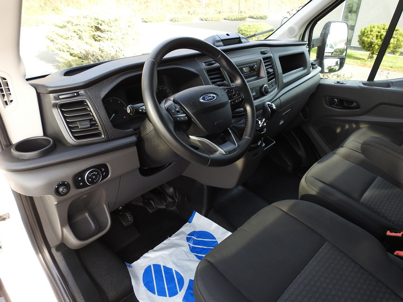 FORD TRANSIT BOX LIFT 8 PALLETS CRUISE CONTROL AIR CONDITIONING 130HP - Dobozos kisteherautó: 2 kép. FORD TRANSIT BOX LIFT 8 PALLETS CRUISE CONTROL AIR CONDITIONING 130HP - Dobozos kisteherautó: 2 kép.