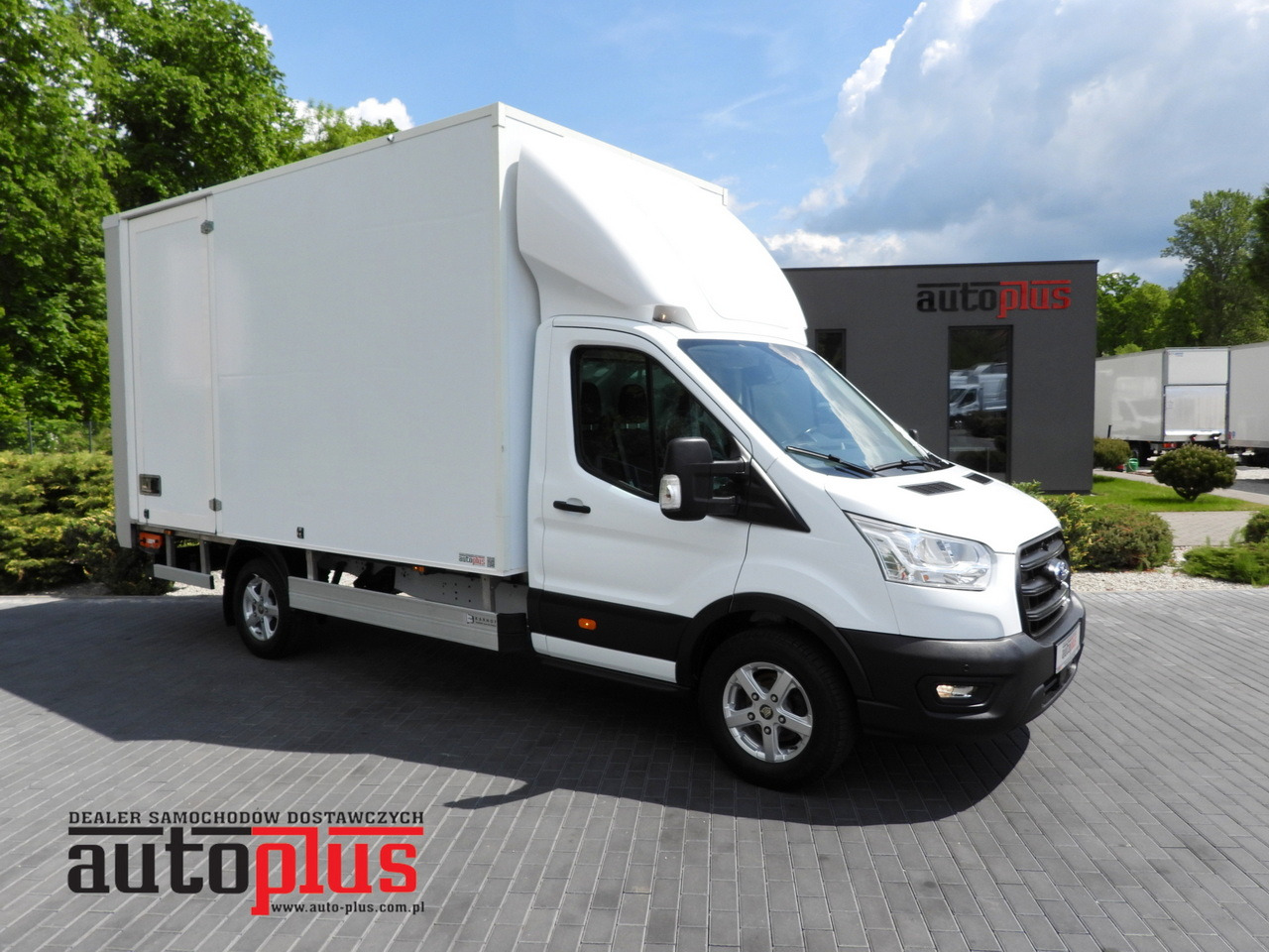 FORD TRANSIT BOX LIFT 8 PALLETS CRUISE CONTROL LED LIGHTS AIR CONDITIONING 130HP - Dobozos kisteherautó: 1 kép. FORD TRANSIT BOX LIFT 8 PALLETS CRUISE CONTROL LED LIGHTS AIR CONDITIONING 130HP - Dobozos kisteherautó: 1 kép.