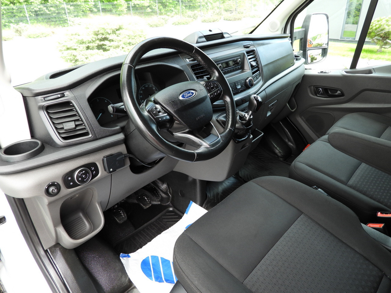 FORD TRANSIT  BOX LIFT 8 PALLETS CRUISE CONTROL LED LIGHTS AIR CONDITIONING  130HP - Dobozos kisteherautó: 2 kép. FORD TRANSIT  BOX LIFT 8 PALLETS CRUISE CONTROL LED LIGHTS AIR CONDITIONING  130HP - Dobozos kisteherautó: 2 kép.