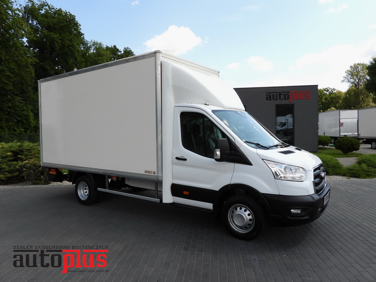 FORD TRANSIT BOX LIFT 8 PALLETS CRUISE CONTROL LED LIGHTS TWIN WHEELS AIR CONDITIONING 130HP - Dobozos kisteherautó: 1 kép. FORD TRANSIT BOX LIFT 8 PALLETS CRUISE CONTROL LED LIGHTS TWIN WHEELS AIR CONDITIONING 130HP - Dobozos kisteherautó: 1 kép.