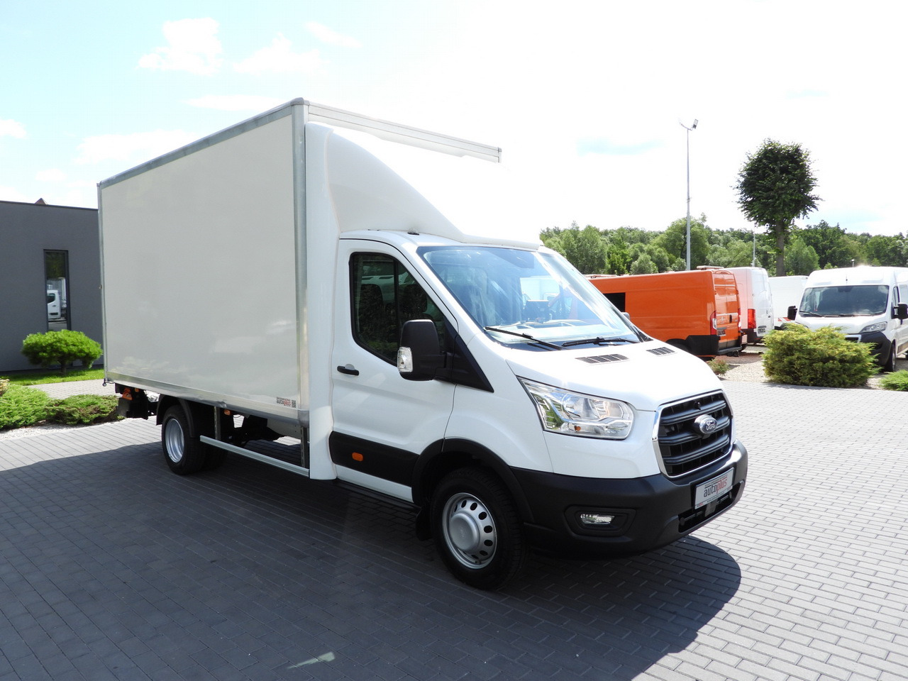FORD TRANSIT BOX LIFT 8 PALLETS CRUISE CONTROL LED LIGHTS TWIN WHEELS AIR CONDITIONING 130HP - Dobozos kisteherautó: 4 kép. FORD TRANSIT BOX LIFT 8 PALLETS CRUISE CONTROL LED LIGHTS TWIN WHEELS AIR CONDITIONING 130HP - Dobozos kisteherautó: 4 kép.
