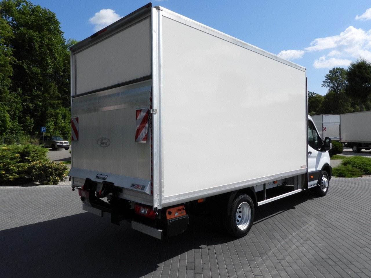FORD TRANSIT BOX LIFT 8 PALLETS CRUISE CONTROL LED LIGHTS TWIN WHEELS AIR CONDITIONING 130HP - Dobozos kisteherautó: 3 kép. FORD TRANSIT BOX LIFT 8 PALLETS CRUISE CONTROL LED LIGHTS TWIN WHEELS AIR CONDITIONING 130HP - Dobozos kisteherautó: 3 kép.