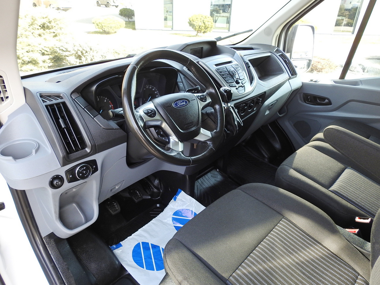 FORD TRANSIT BOX LIFT 8 PALLETS CRUISE CONTROL LED LIGHTS TWIN WHEELS AIR CONDITIONING 170HP - Dobozos kisteherautó: 2 kép. FORD TRANSIT BOX LIFT 8 PALLETS CRUISE CONTROL LED LIGHTS TWIN WHEELS AIR CONDITIONING 170HP - Dobozos kisteherautó: 2 kép.