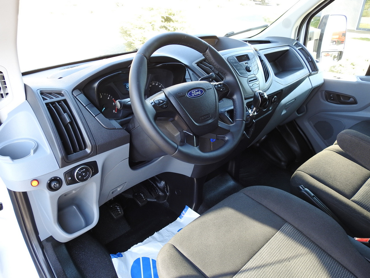 FORD TRANSIT BOX LIFT 8 PALLETS TWIN WHEELS AIR CONDITIONING 130HP - Dobozos kisteherautó: 2 kép. FORD TRANSIT BOX LIFT 8 PALLETS TWIN WHEELS AIR CONDITIONING 130HP - Dobozos kisteherautó: 2 kép.