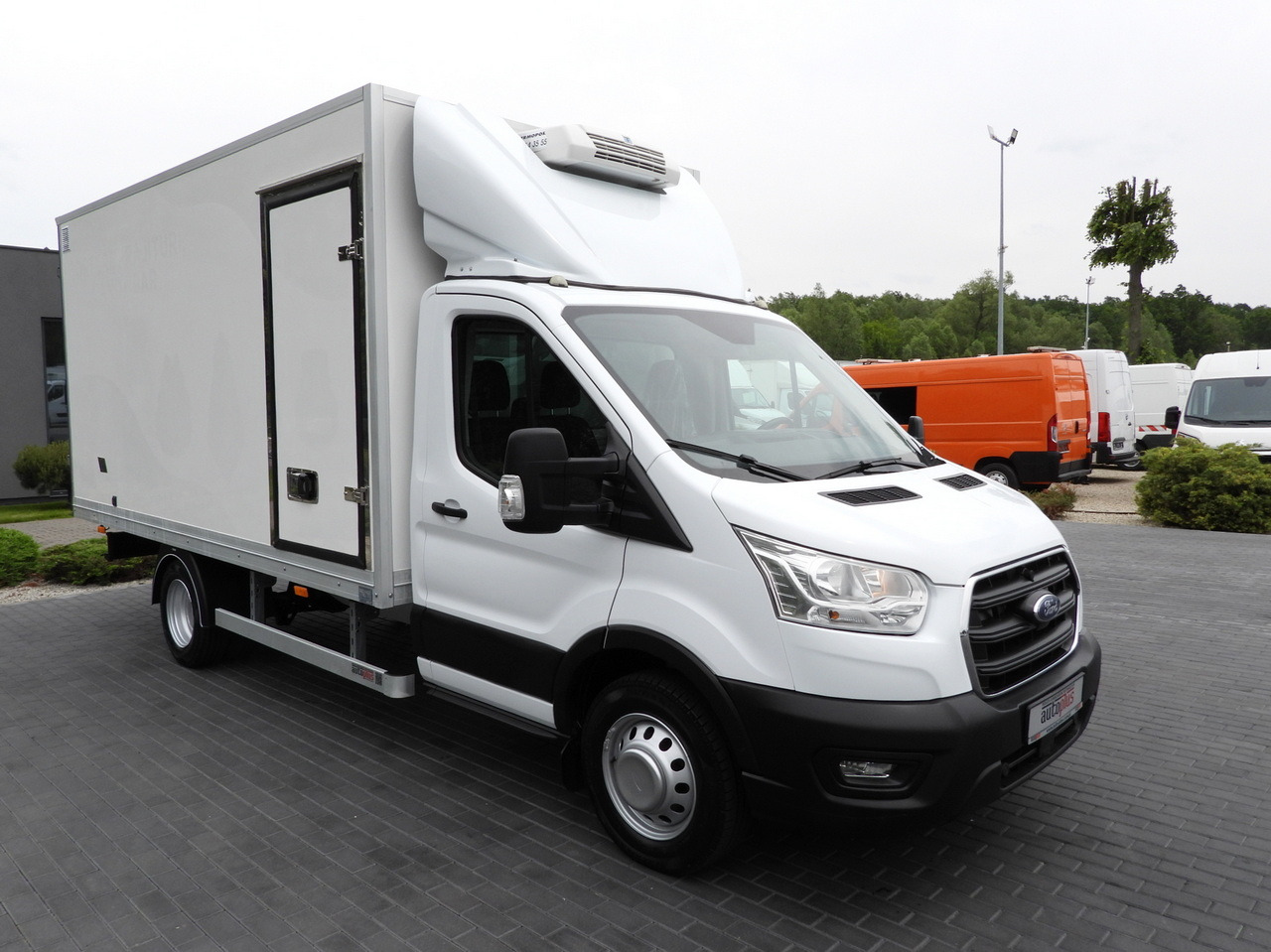 FORD TRANSIT BOX / REFRIGERATOR BOX 5*C / CRUISE CONTROL LED LIGHTS TWIN WHEELS AIR CONDITIONING 130HP - Hűtős kisteherautó: 4 kép. FORD TRANSIT BOX / REFRIGERATOR BOX 5*C / CRUISE CONTROL LED LIGHTS TWIN WHEELS AIR CONDITIONING 130HP - Hűtős kisteherautó: 4 kép.