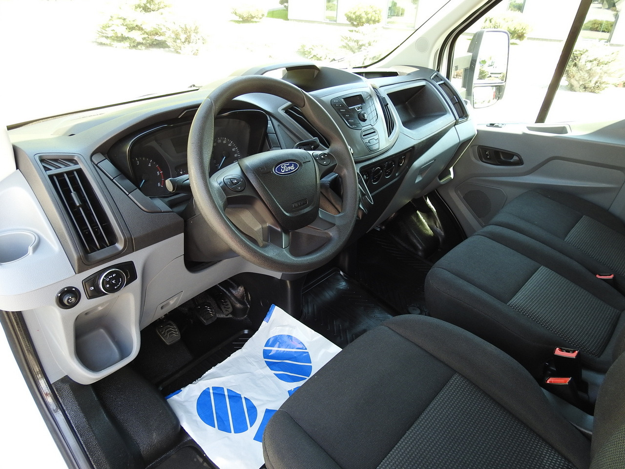 FORD TRANSIT STAKE BODY DOUBLE CABIN DOKA 7 SEATS AIR CONDITIONING 130HP - Duplakabinos kisteherautó: 2 kép. FORD TRANSIT STAKE BODY DOUBLE CABIN DOKA 7 SEATS AIR CONDITIONING 130HP - Duplakabinos kisteherautó: 2 kép.