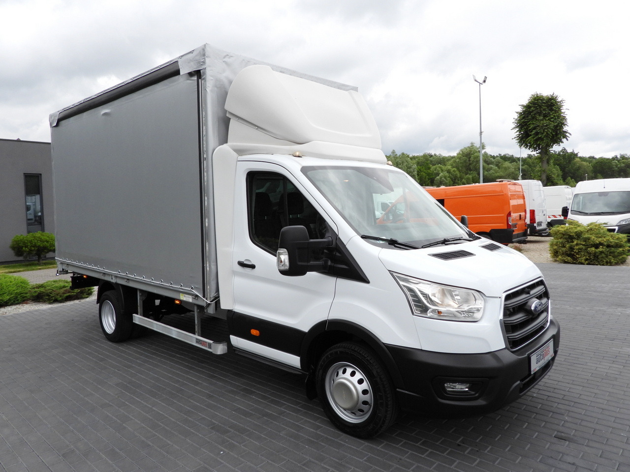 FORD TRANSIT TARPAULIN 8 PALLETS CRUISE CONTROL LED LIGHTS TWIN WHEELS AIR CONDITIONING 130HP - Ponyvás kisteherautó: 4 kép. FORD TRANSIT TARPAULIN 8 PALLETS CRUISE CONTROL LED LIGHTS TWIN WHEELS AIR CONDITIONING 130HP - Ponyvás kisteherautó: 4 kép.