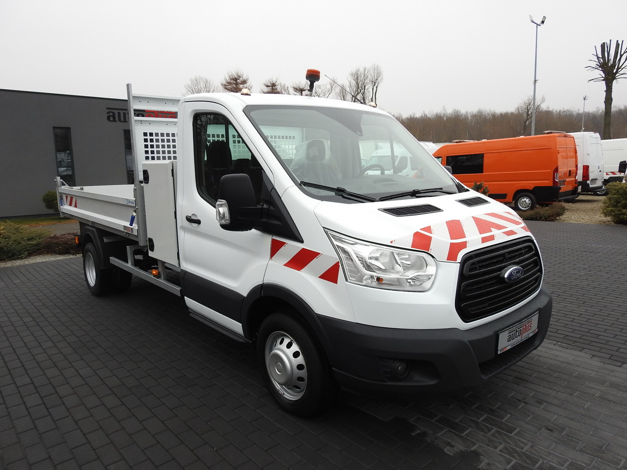 FORD TRANSIT TIPPER CRUISE CONTROL AIR CONDITIONING TWIN WHEELS 170HP - Billenőplatós kisteherautó: 4 kép. FORD TRANSIT TIPPER CRUISE CONTROL AIR CONDITIONING TWIN WHEELS 170HP - Billenőplatós kisteherautó: 4 kép.