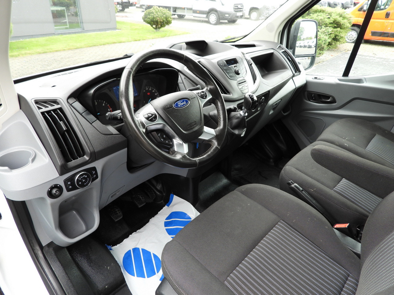 FORD TRANSIT TIPPER DOUBLE CABIN DOKA 6 SEATS CRUISE CONTROL AIR CONDITIONING TWIN WHEELS 170HP - Billenőplatós kisteherautó: 2 kép. FORD TRANSIT TIPPER DOUBLE CABIN DOKA 6 SEATS CRUISE CONTROL AIR CONDITIONING TWIN WHEELS 170HP - Billenőplatós kisteherautó: 2 kép.