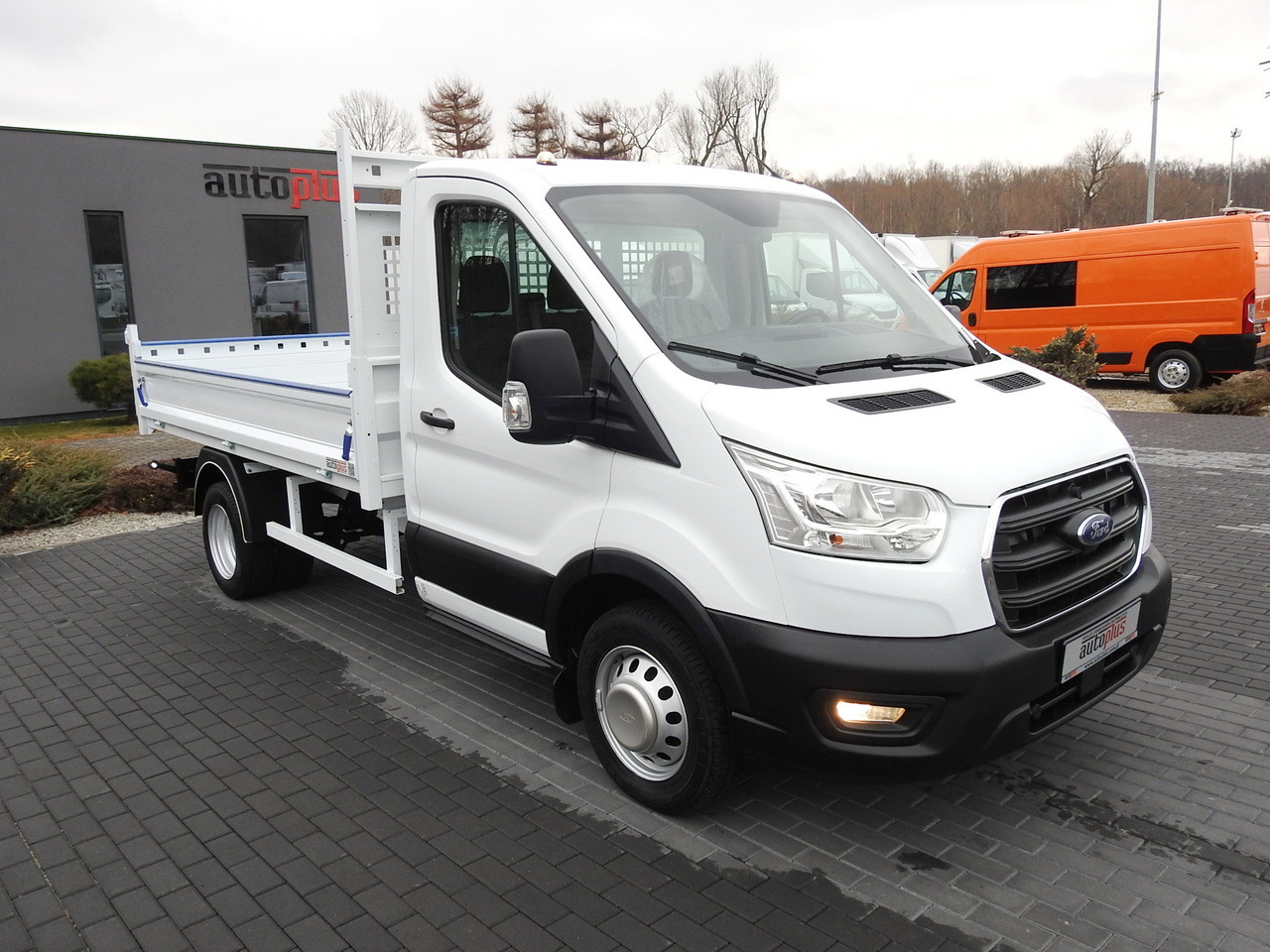 FORD TRANSIT TIPPER LED LIGHTS TWIN WHEELS AIR CONDITIONING 130HP - Billenőplatós kisteherautó: 4 kép. FORD TRANSIT TIPPER LED LIGHTS TWIN WHEELS AIR CONDITIONING 130HP - Billenőplatós kisteherautó: 4 kép.