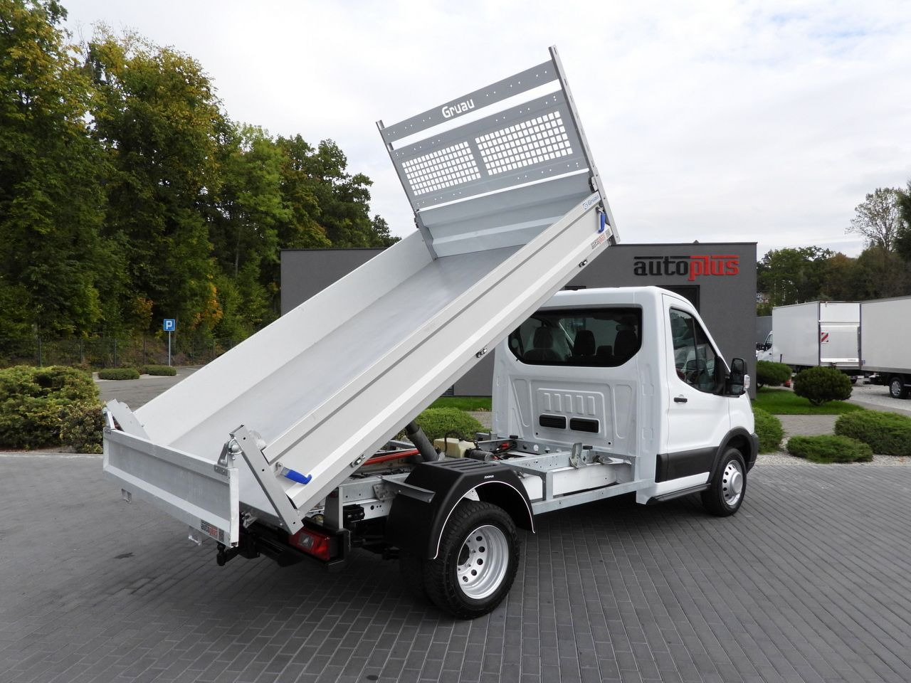FORD TRANSIT TIPPER TWIN WHEELS 155HP - Billenőplatós kisteherautó: 3 kép. FORD TRANSIT TIPPER TWIN WHEELS 155HP - Billenőplatós kisteherautó: 3 kép.